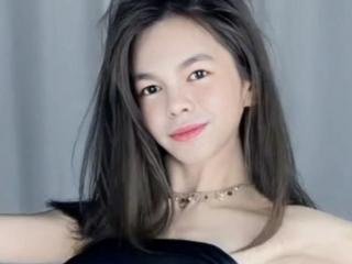 SweetCutieBabyGirl Ich bin nur ein einfacher Mensch, den du hier sehen kannst. Ich kann dich zum Lächeln bringen, glücklich machen und frech sein, wenn du möchtest. Ich bin der Ernährer der Familie, daher verwende ich alles, was ich hier verdiene, um für meine Familie zu sorgen. Ich warte in meinem Zimmer auf dich.