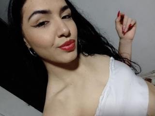 SophieTayllor  Ich bin ein Mädchen, das das Leben und die Erfahrungen liebt und jeden Moment in vollen Zügen genießt. Ich weiß, wie man Spaß hat und meine Freude verbreitet. Ich mag es, kokett und sinnlich zu sein, ich weiß, wie man sehr zärtlich und gleichzeitig sehr heiß ist ... lass dich überraschen.