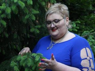 SVETLANA  Ich bin ein geselliges Mädchen aus der Ukraine, ich mag singen, kommunizieren und spielen