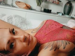 EmilyaFox Ich bin eine keine Verrückte, mit mir kann man Pferde stehlen, es sei denn man lügt mich an..ich stehe auf Tattoos..Ich lache sehr gern und viel aber ich kann auch sehr böse werden..