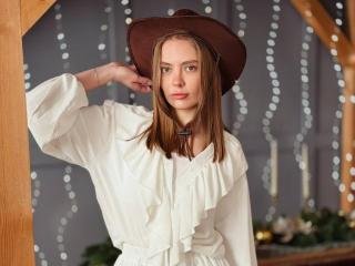 AnnaSweet  Hallo Leute! Ich werde etwas über mich erzählen, um mich ein bisschen besser kennenzulernen. Ich bin ein leidenschaftliches Mädchen, das gerne lächelt und Spaß hat. Ich denke, dass meine Augen einen perfekten Glanz haben und wenn man einen Blick auf sie wirft, kann man sich verlieren.